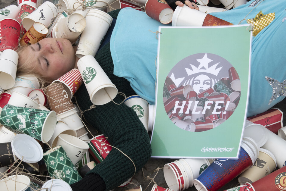 Besonders Einweg-Kaffeebecher verursachen eine hohe Abfallmenge. Tipp: Mehrwegbehälter benutzen.