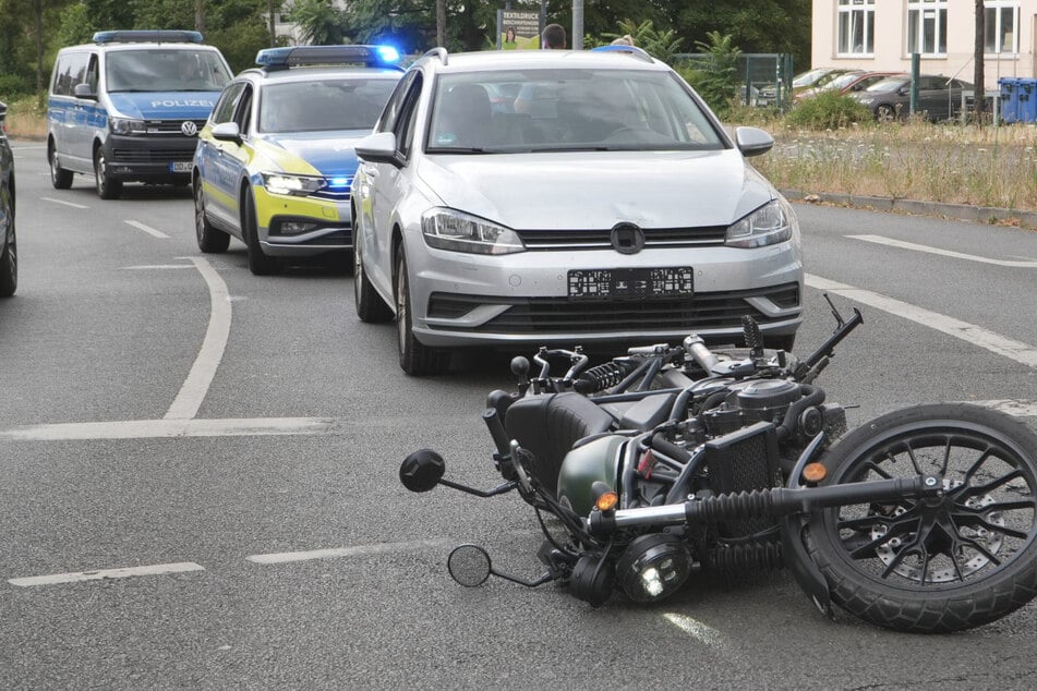 Auto kracht auf Motorrad: Stau auf Leipziger Hauptstraße