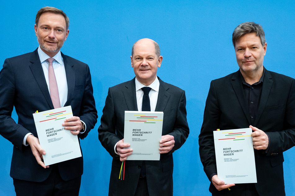 Auch FDP-Chef Christian Lindner (l., 43) und Vizekanzler Robert Habeck (r., 52, Grüne) kommen in der Umfrage nicht gut weg.