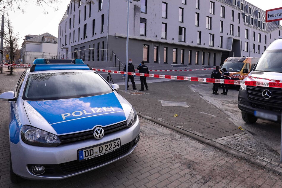 Die Polizei sperrte zunächst alles rund ums ARCOTEL HafenCity ab.