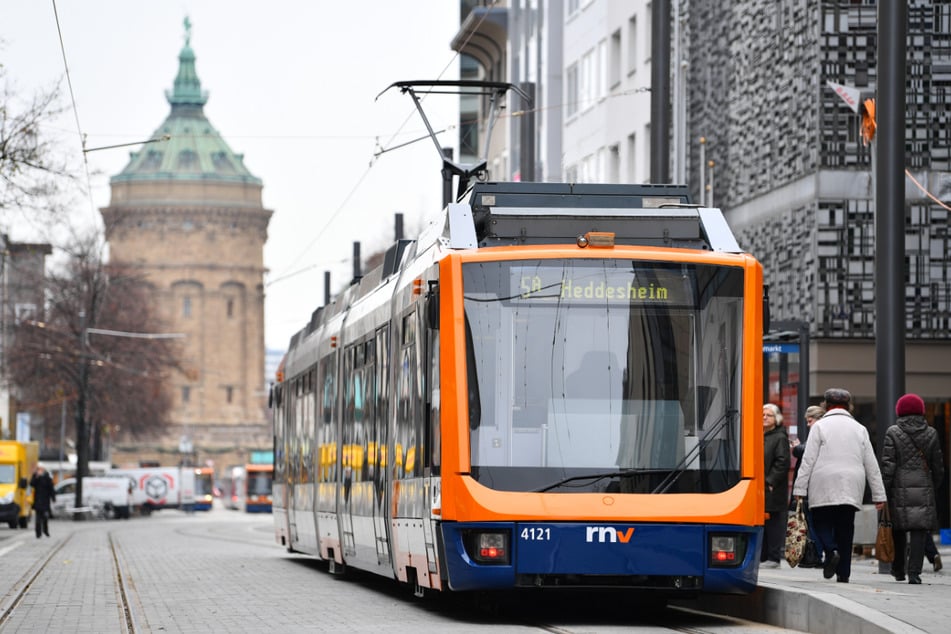 Sowohl der Fahrgast als auch der Bahnfahrer müssen sich wegen Körperverletzung verantworten. (Symbolfoto)