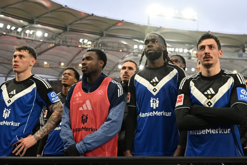 Nach der deutlichen Pleite traten die HSV-Profis mit betretenen Gesichtern vor die mitgereisten Gäste-Fans.