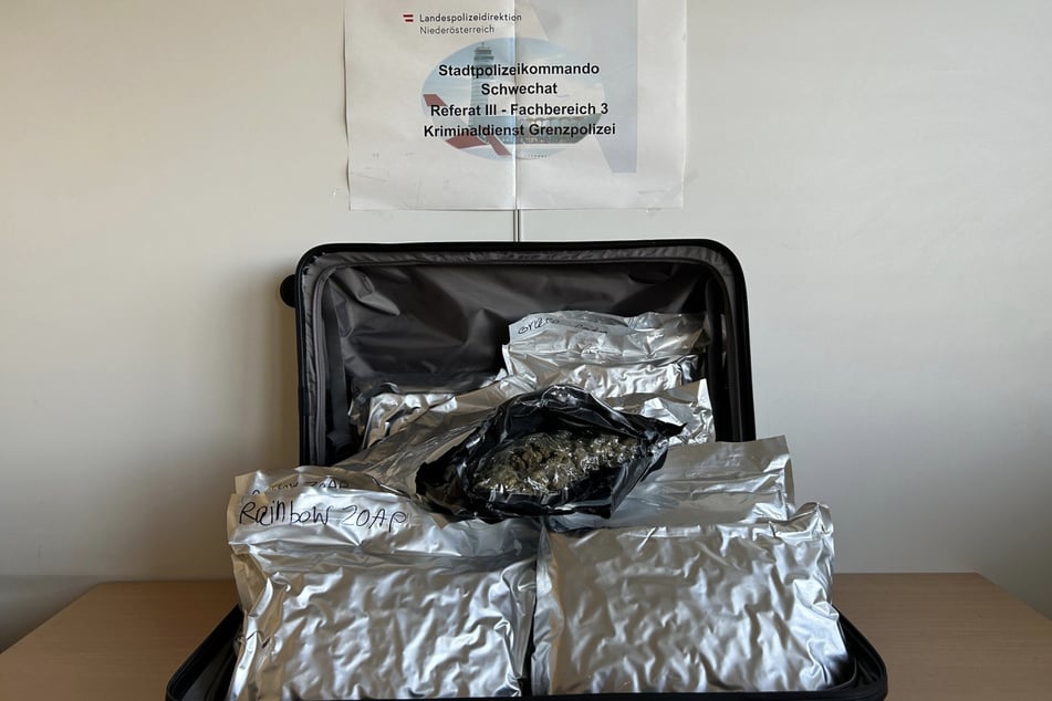 Rund 11,3 Kilogramm Rauschgift, verpackt in 13 vakuumversiegelten Päckchen, waren clever zwischen der Kleidung im Koffer versteckt.