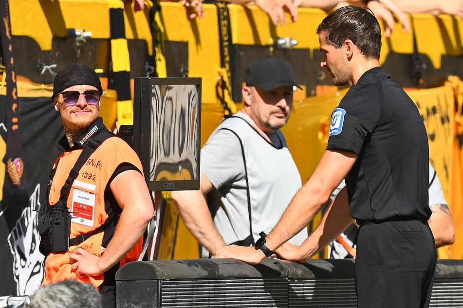 Schiri Dr. Max Burda (r.) guckte sich die Szene noch einmal an und entschied dann auf Handelfmeter.