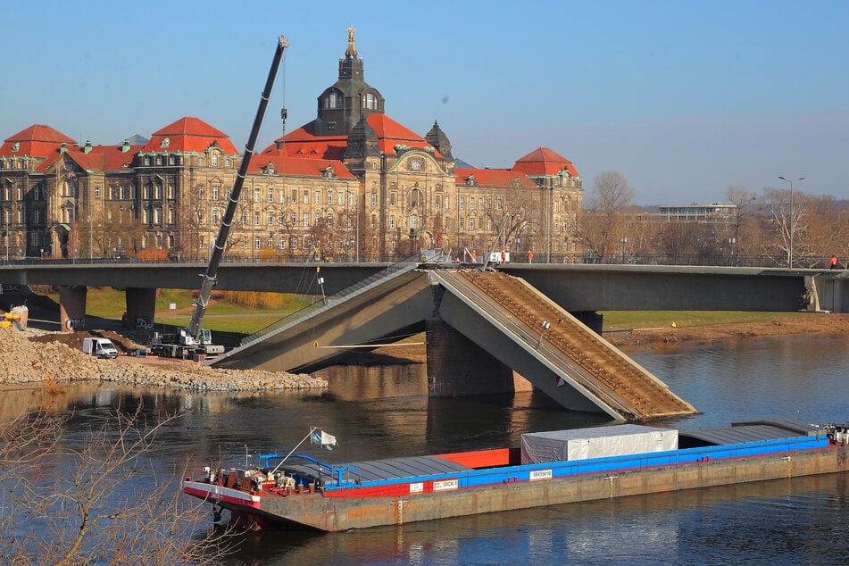 Das Motorschiff "Dick I" bringt einen Generator und Düngemittel nach Nordsachsen.