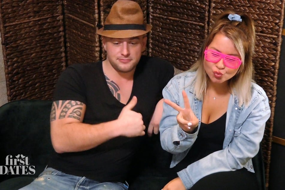 Für Pamelas Geschmack ist ihr Daniel in der Fotobox zu nahe gekommen.