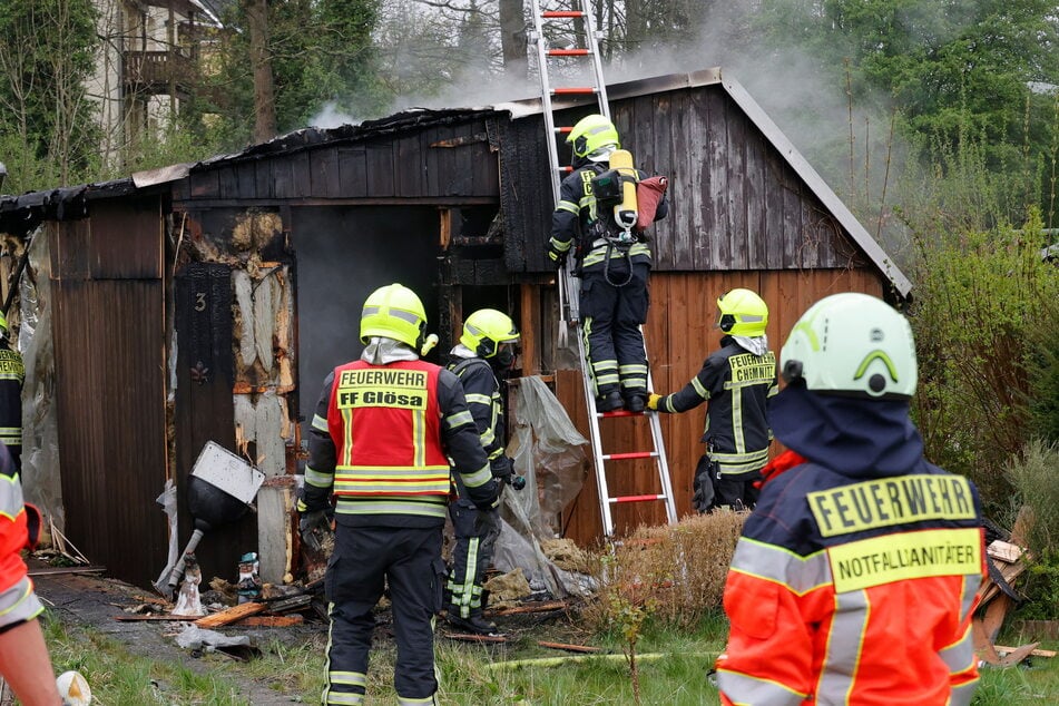 Laubenbrände wie hier an der Frankenberger Straße gehören für die Feuerwehr zum Tagesgeschäft.