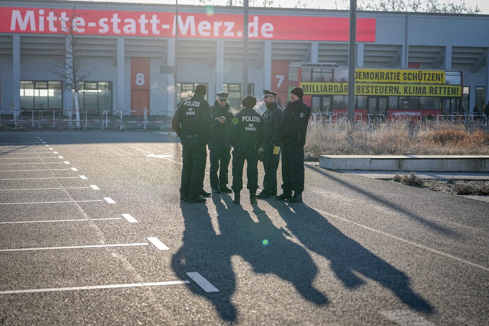 Mehrere Hundert Einsatzkräfte der Polizei sind im Einsatz.