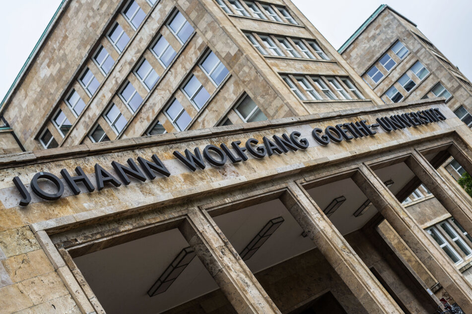 Der Schriftzug "Johann Wolfgang Goethe-Universität" ist auf dem Campus Westend über dem Eingang zum Hauptgebäude zu lesen.
