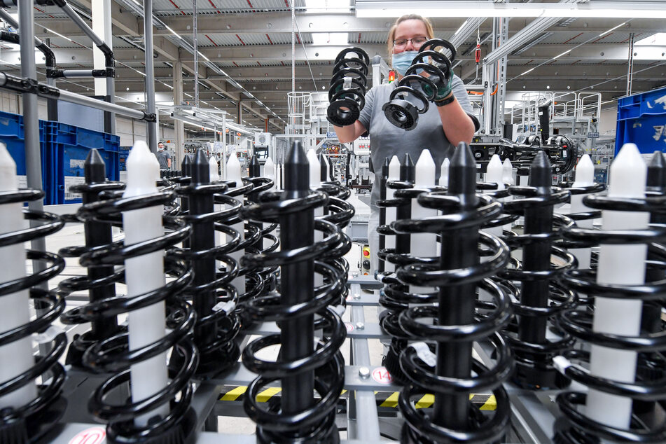 In einer der neuen Produktionshalle montiert Nicole Schwabe von Volkswagen Fahrwerksysteme für die ID-Famile.