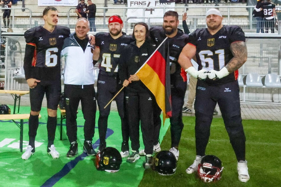 Phillip Most (r.), Aaron Wahl (35, 2.v.r.) und Chris Noak (3.v.l.) sind drei von sechs Monarchs in der Natio.