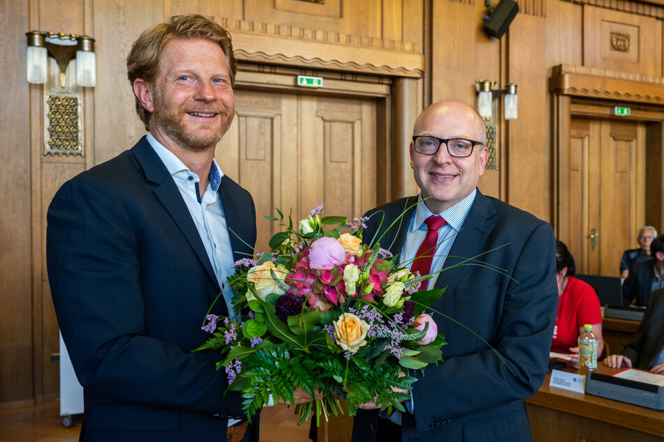 Michael Stötzer (49, Grüne) ist alter und neuer Baubürgermeister. Zu den ersten Gratulanten zählte Oberbürgermeister Sven Schulze (50, SPD).