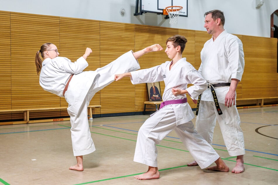 Einige Sportler, so wie Joy (19, l.), begleitet der Trainer schon seit vielen Jahren.