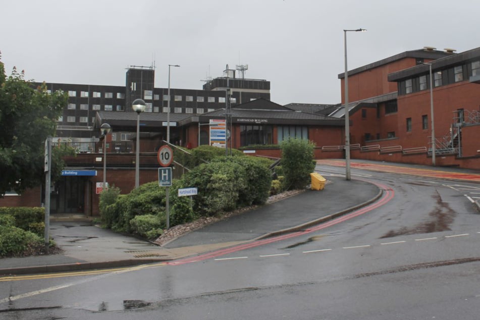 El Dr. Anjum trabajó hasta su despido en el Hospital Tameside, en Ashton‑under‑Lyne, Reino Unido.