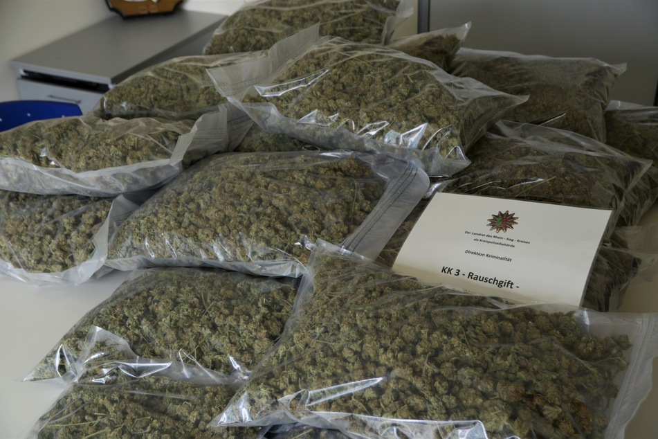 Die Polizei entdeckte am Donnerstag in Windeck (Rhein-Sieg-Kreis) eine Cannabis-Plantage in einem Wohnhaus und nahm den 22-jährigen Mieter fest.