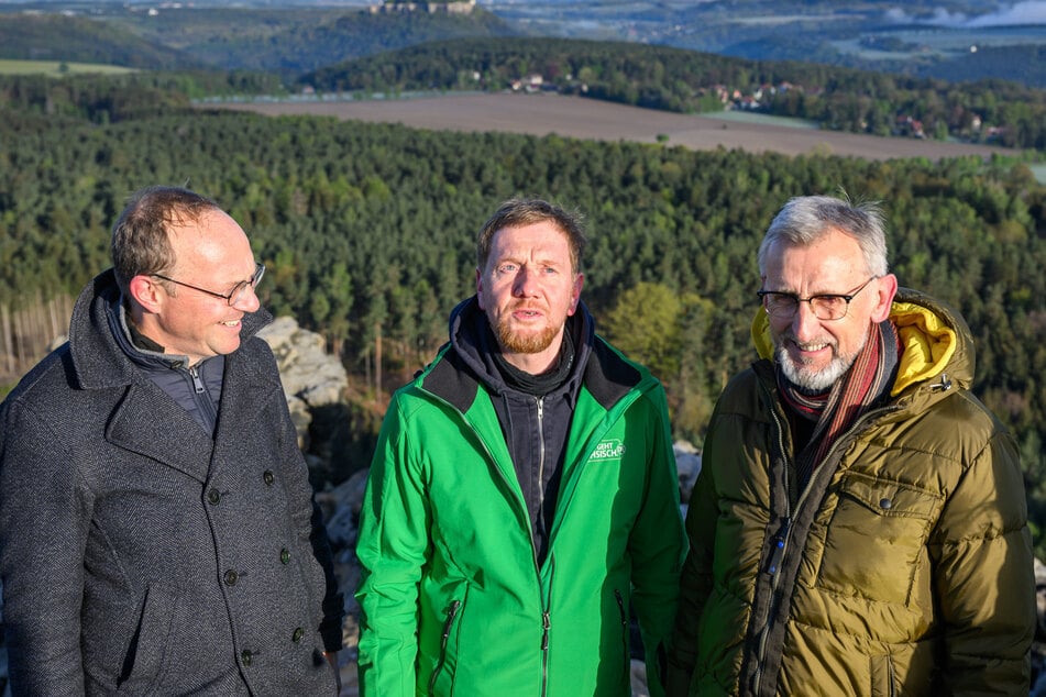 Umweltminister Wolfram Günther (50, Grüne, v.l.), MP Michael Kretschmer (48) und Innenminister Armin Schuster (62, beide CDU) stiegen vor der auswärtigen Sitzung in der Sächsischen Schweiz gemeinsam auf den Gohrisch-Berg.