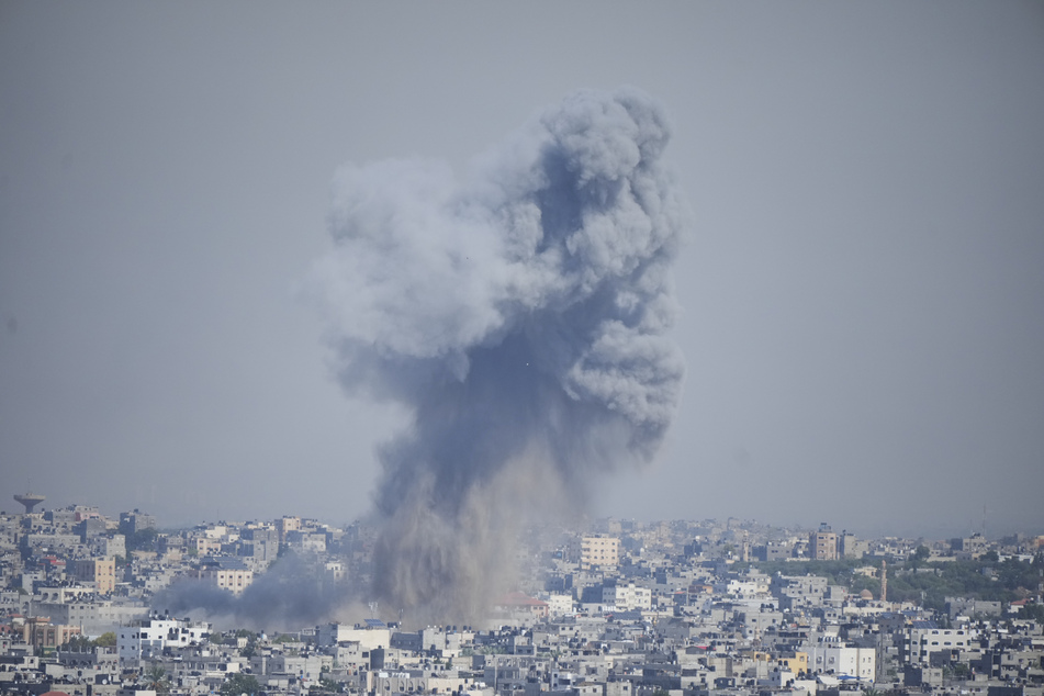 Rauch steigt von einer Explosion auf, die durch einen israelischen Luftangriff im Gazastreifen verursacht wurde.