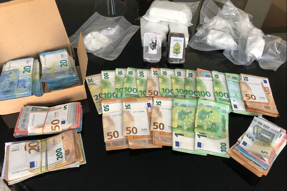 Neben Geld und Kokain fanden die Beamten auch 15 Armbanduhren und elf Fahrzeuge.