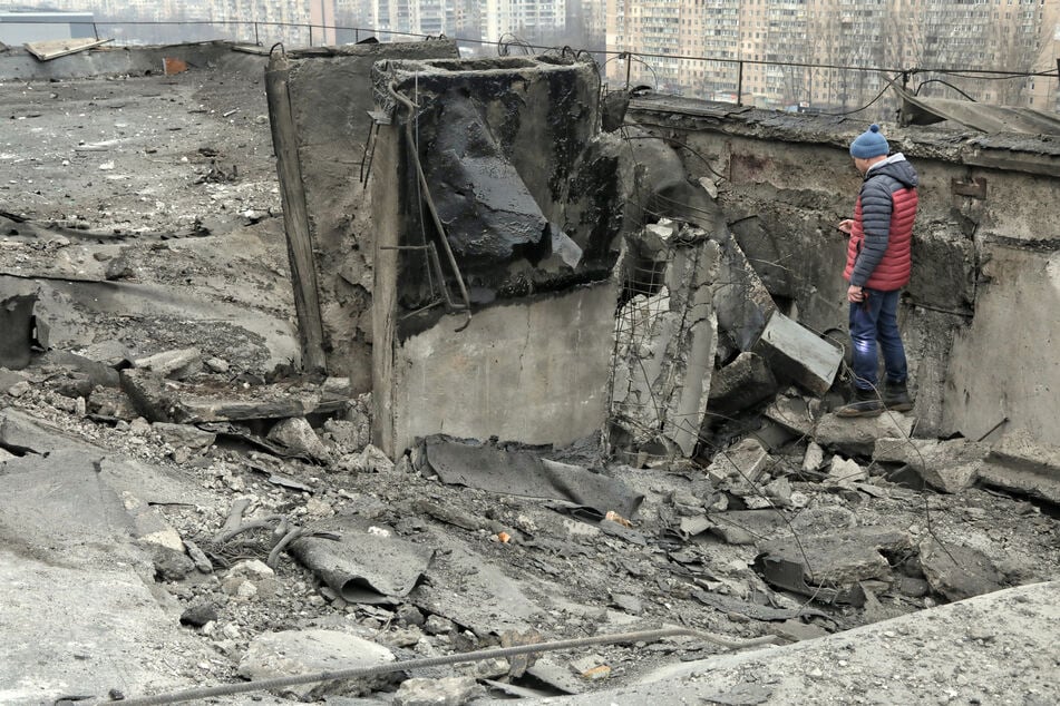 Warnung vor russischen Raketenangriffen: Ein Mann steht in Odessa (Ukraine) zwischen den Trümmern eines Hauses.