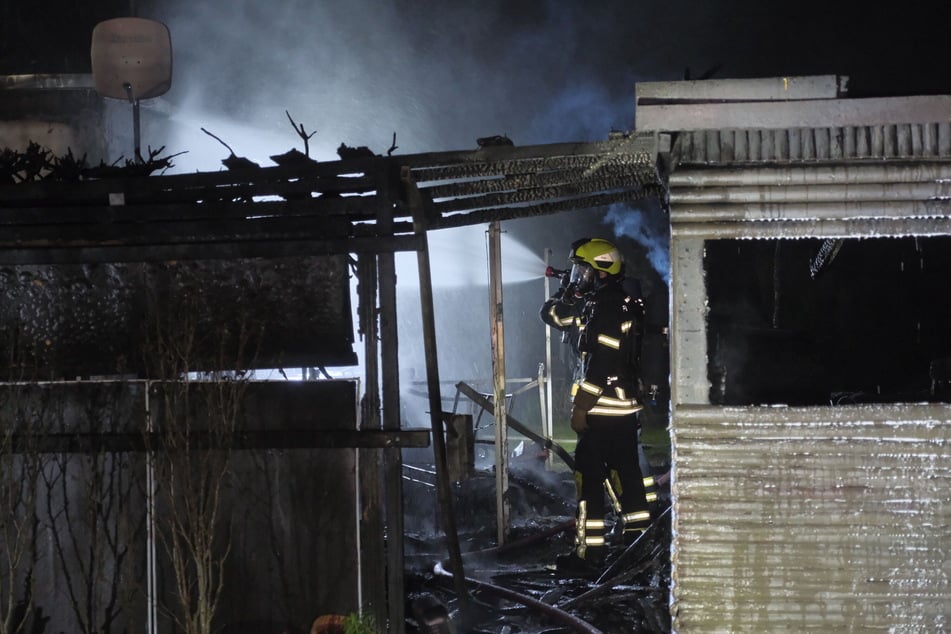 Nachdem das Feuer gelöscht war, sicherten Einsatzkräfte die betroffenen Lauben, um unter anderem mögliche Brandherde zu eliminieren.
