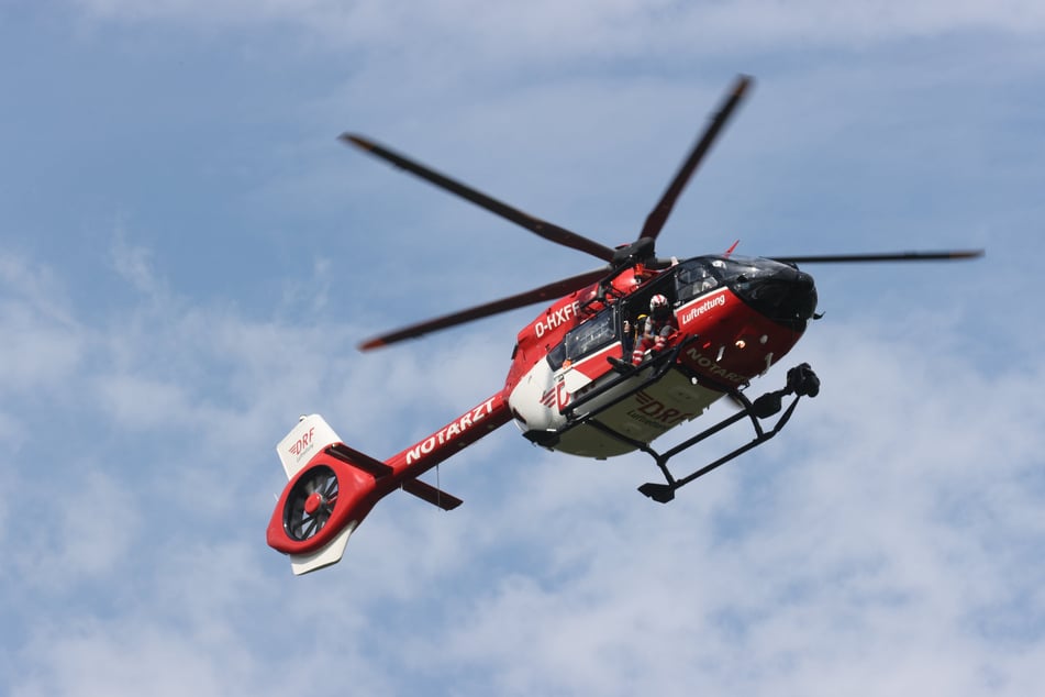 Ein Hubschrauber flog den Schwerverletzten in ein Krankenhaus. (Symbolbild)