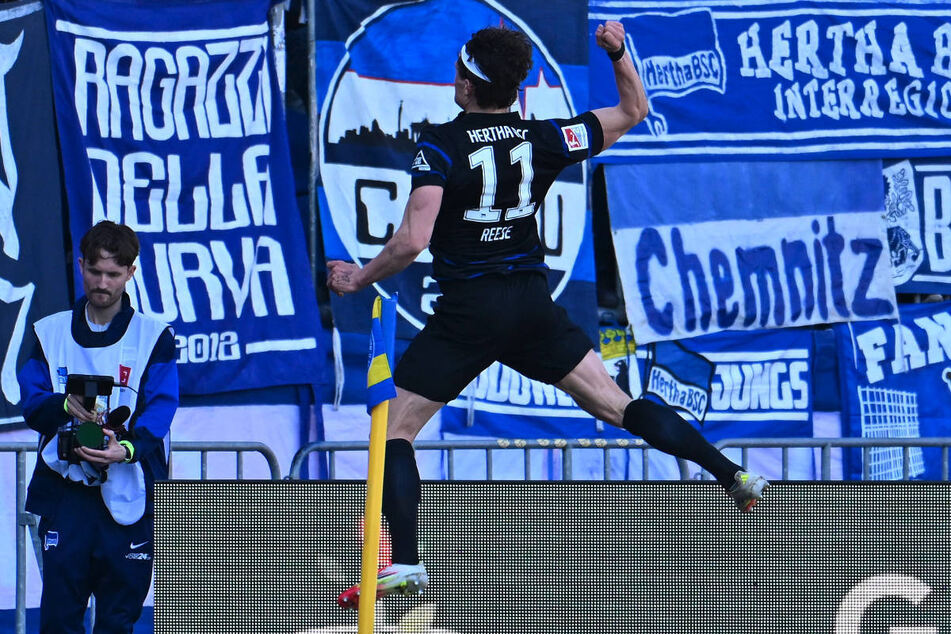 Fabian Reese feiert seinen Doppelpack mit den Hertha-Fans.