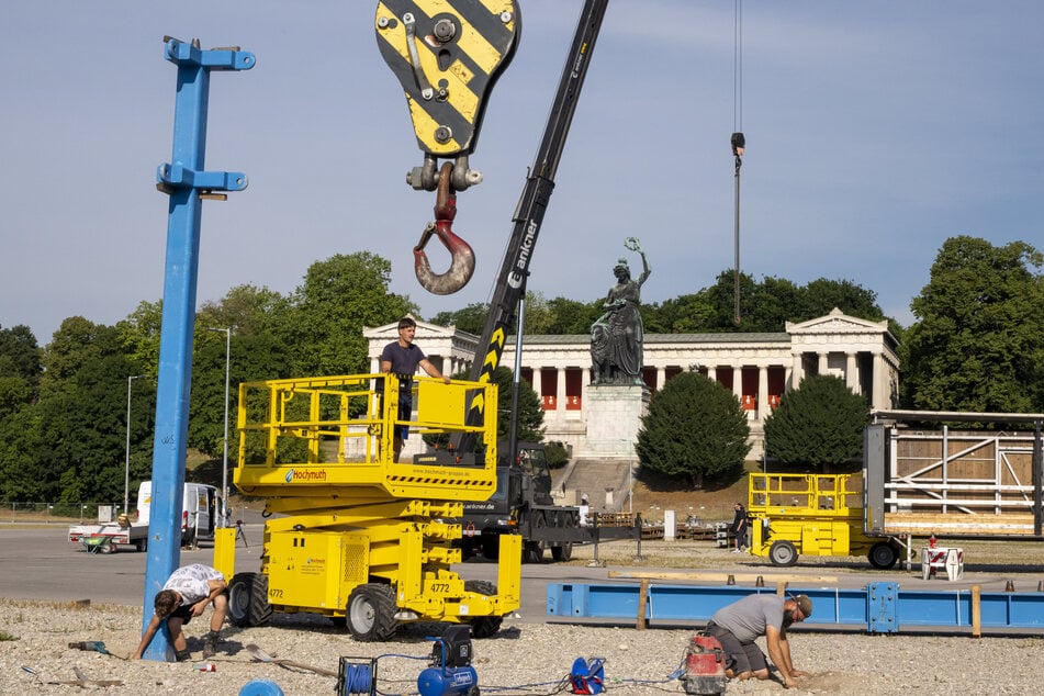 Der Aufbau für die Wiesn ist in vollem Gange.