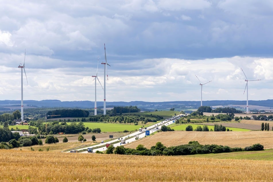 Windräder an der A 72 bei Reinsdorf: Hier fanden ein teurer Diebstahl und Sachbeschädigung statt.