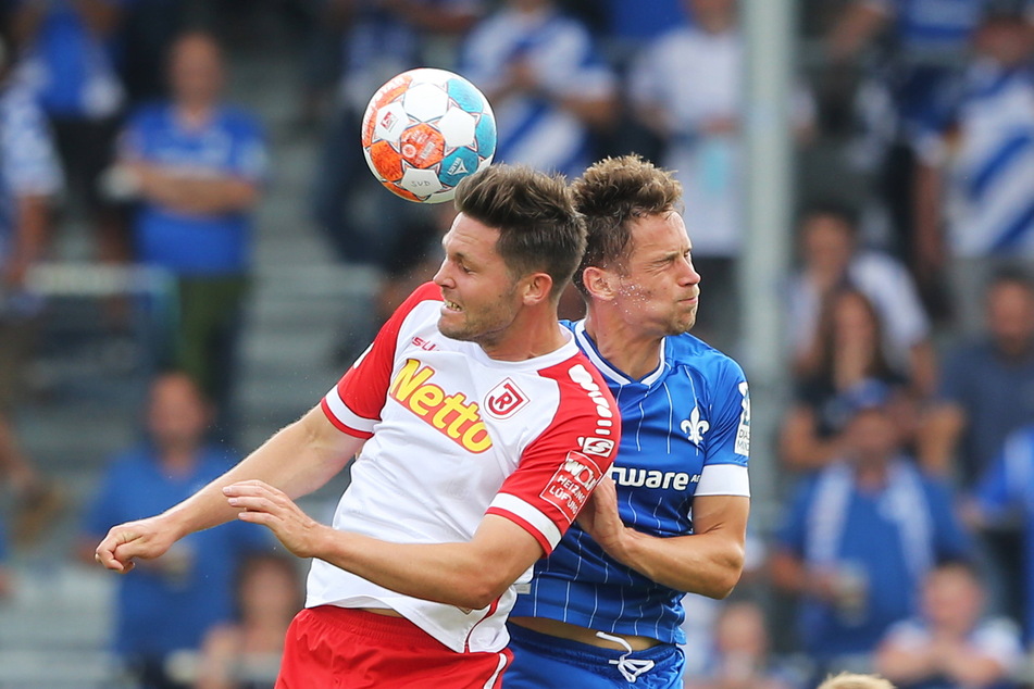 Hart am Mann: Jannik Müller (27, r.) im Kopfballduell mit Regensburgs Andreas Albers (31). Zu Beginn der Saison stand Müller in der Startelf, zuletzt nicht mehr.