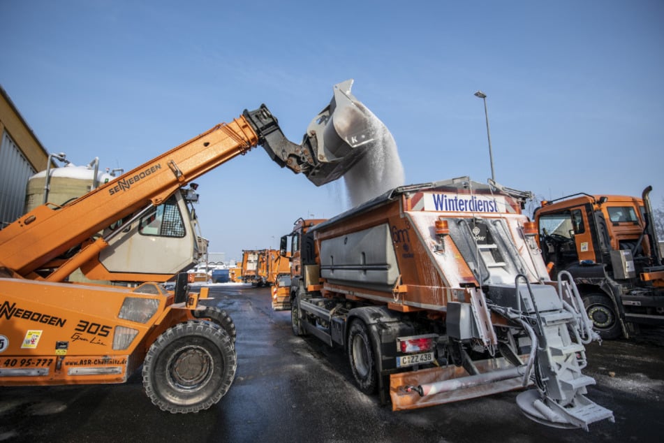 Nachladen für den nächsten Einsatz: Ein Streufahrzeug wird mit Salz befüllt.
