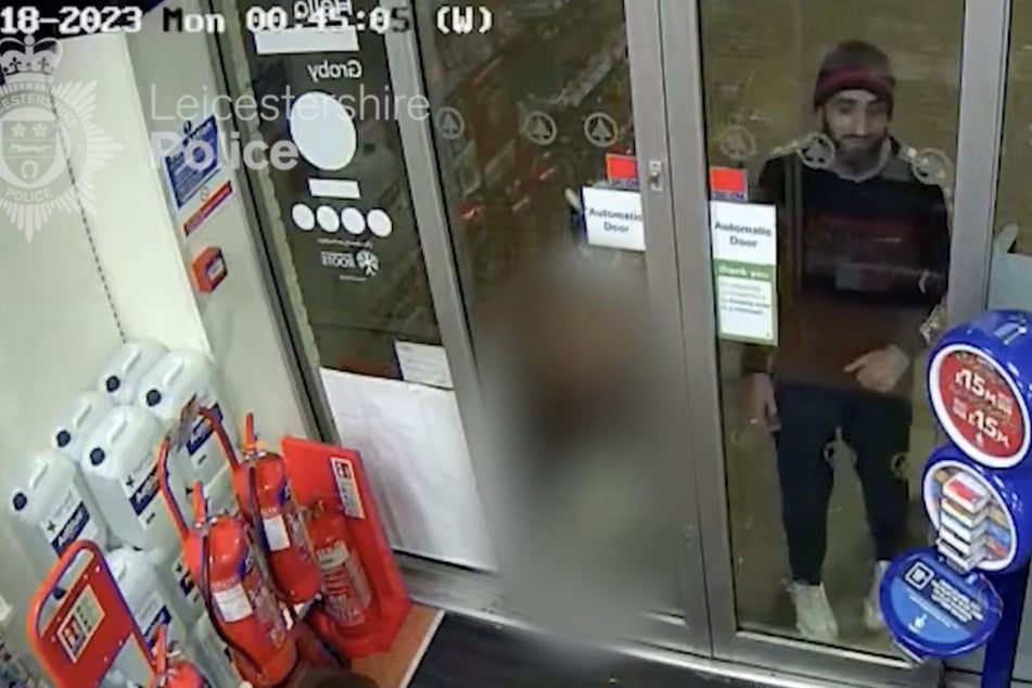 Bilder einer Überwachungskamera zeigen das Opfer (hier unscharf) und Ghulan Mohammed (36) vor einer Tankstelle diskutieren.