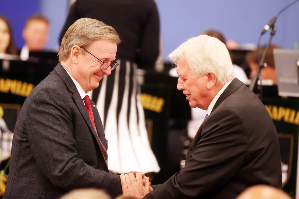 An der Veranstaltung am Mittwoch nahmen unter anderem der frühere hessische Ministerpräsident Volker Bouffier (72, CDU, rechts) und Thüringens geschäftsführender Ministerpräsident Bodo Ramelow (68, Linke, links) teil.