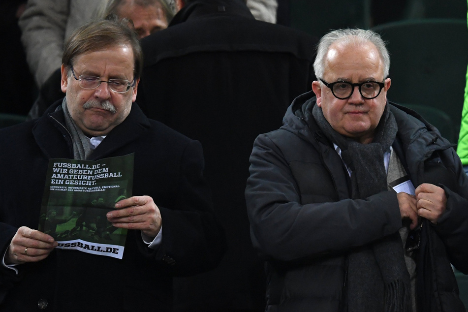 DFB-Vizepräsident Rainer Koch (62, l.) und DFB-Präsident Fritz Keller (64) auf der Tribüne des Mönchengladbacher Borussia-Parks.