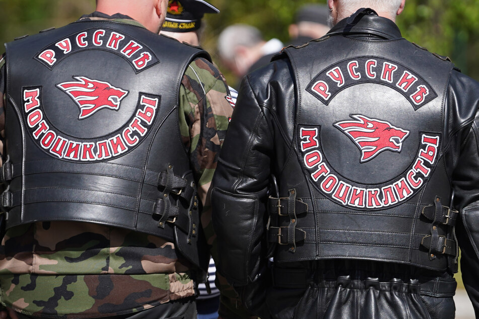 Zum Schutz? Mitglieder der russischen Rockergruppe "Nachtwölfe" haben sich vor dem russischen Generalkonsulat in Bonn postiert. (Symbolbild)