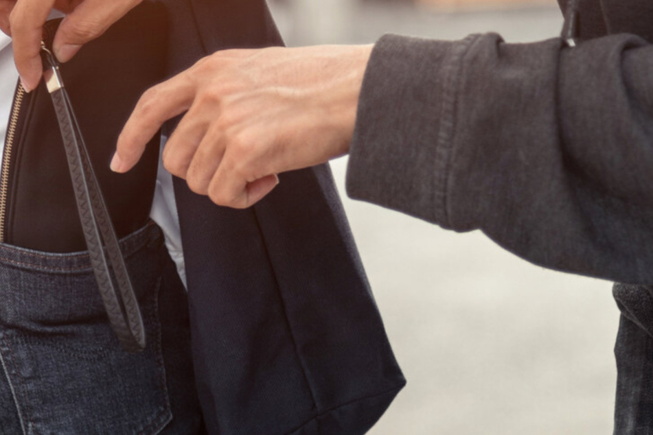 Die Seniorin wurde vom Teenager um ihr Bargeld beraubt. (Symbolbild)