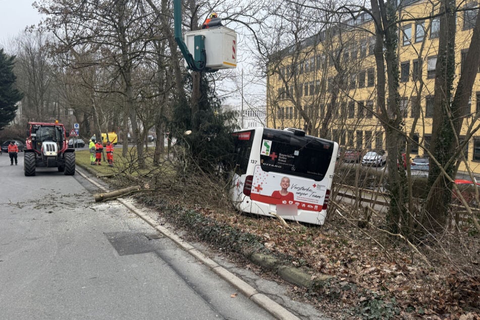 Der Bus streifte eine Leitplanke und rollte dann die Böschung hinab.