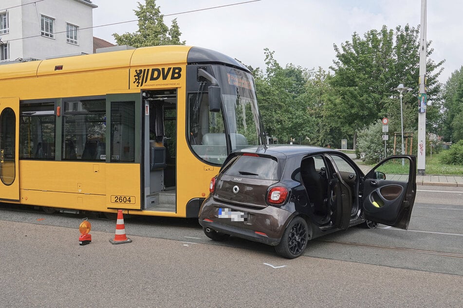 Gegen die Wucht der schweren Straßenbahn hatte der Smart keine Chance. Das Auto wurde im Frontbereich und entlang der Fahrerseite beschädigt.