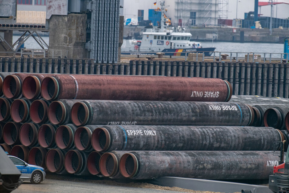 Die Rohre für die geplante Pipeline lagern im Hafen von Mukran auf Rügen.