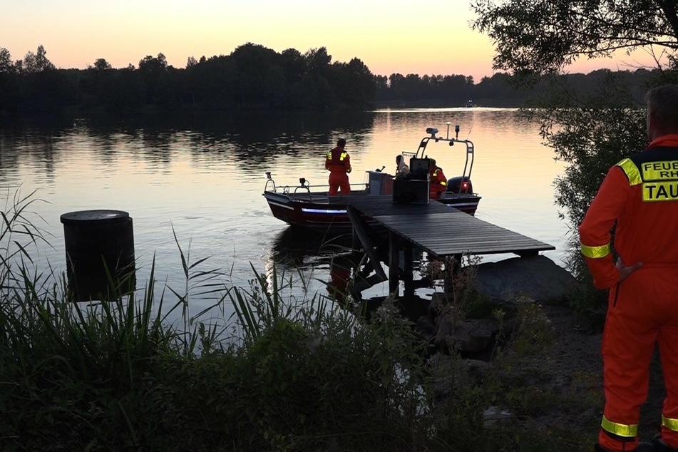 Feuerwehrleute sind nach einem Badeunfall an einem See im Einsatz. (Symbolbild)
