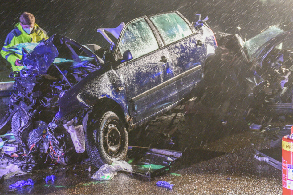 Horror-Crash: Mann kommt ums Leben, Feuerwehr muss Opfer aus Wracks befreien