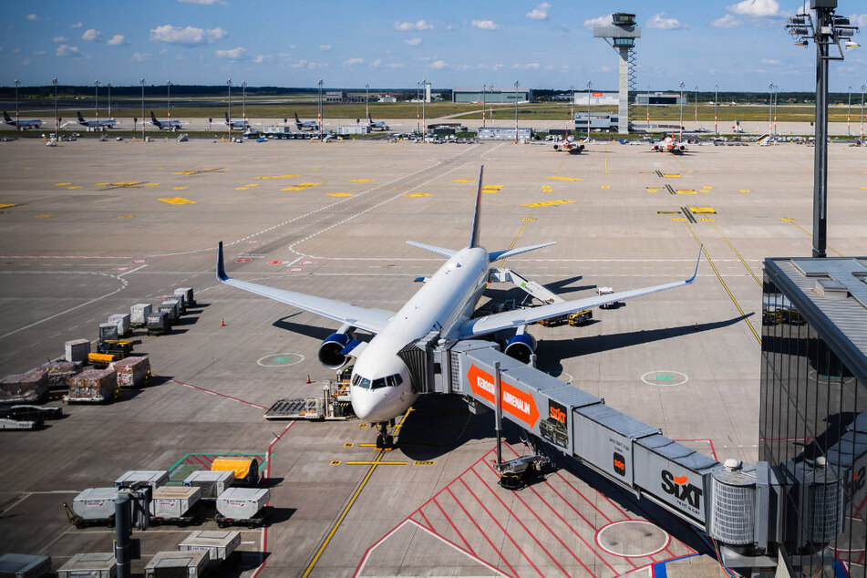 Bis auf wenige Ausnahmen läuft der Flugbetrieb am BER wieder planmäßig. Bereits in der Nacht zu Samstag hat es wieder erste Starts gegeben.