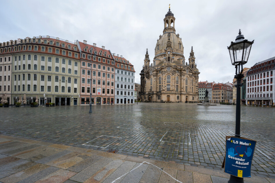 Fast menschenleer ist am Mittag des 1. Weihnachtstages der Neumarkt in Dresden.
