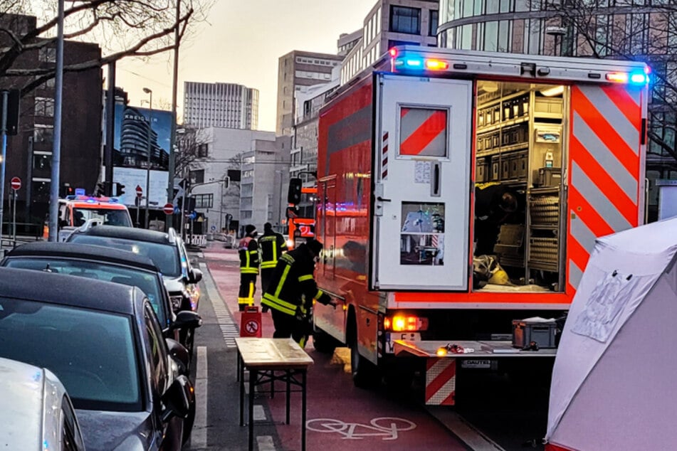 Zahlreiche Einsatzkräfte der Feuerwehr rückten aus, um den Hotel-Brand in Frankfurt zu bekämpfen, es gab mehrere Verletzt.