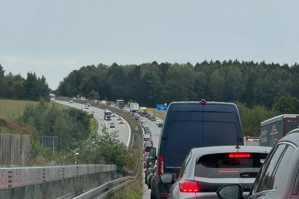 Zahlreiche Auto- und Lkw-Fahrer stehen derzeit auf der A72 bei Chemnitz im Stau.