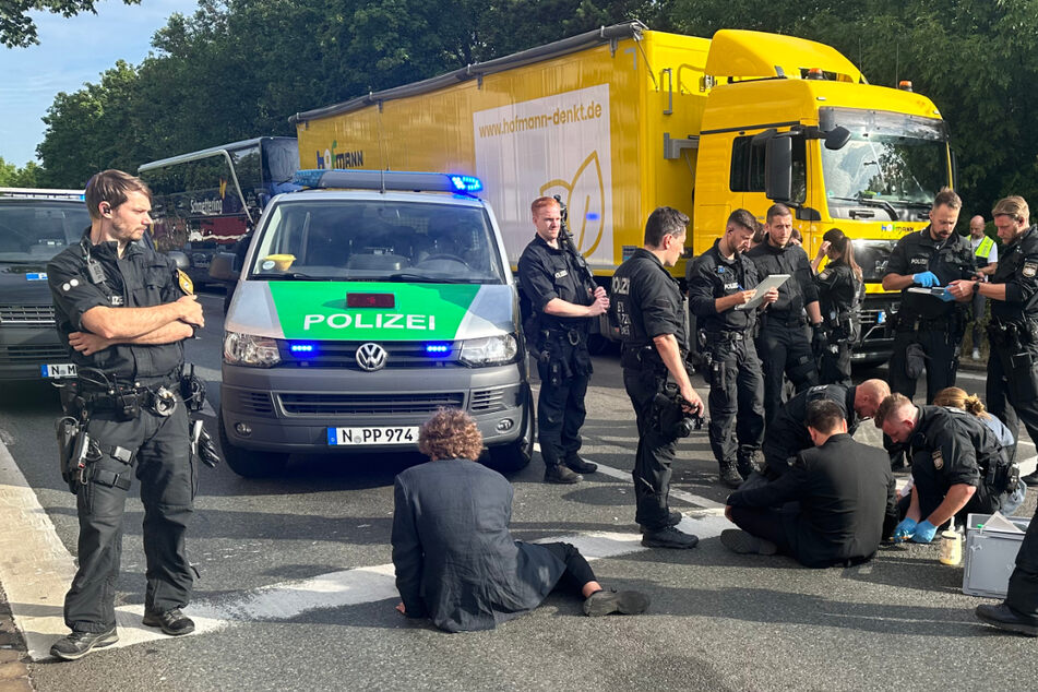 Protest der "Letzten Generation" in Nürnberg: Die Polizei war am Freitagmorgen schnell zur Stelle.