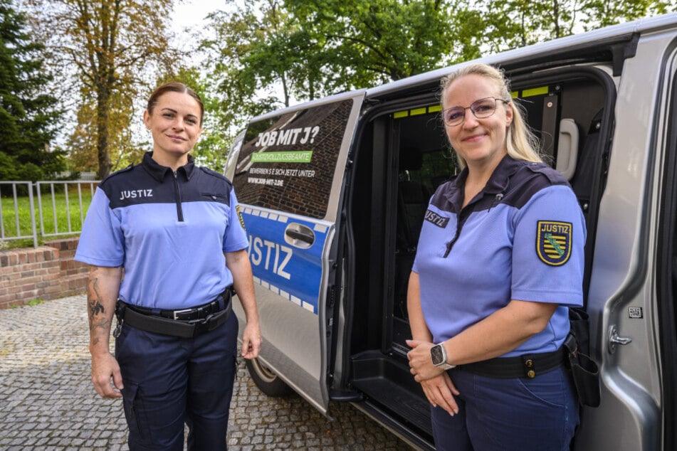 Frau Claus (39, l.) und Frau Engmann (41) gewährten Neugierigen Einblicke in den Gefangenentransport.
