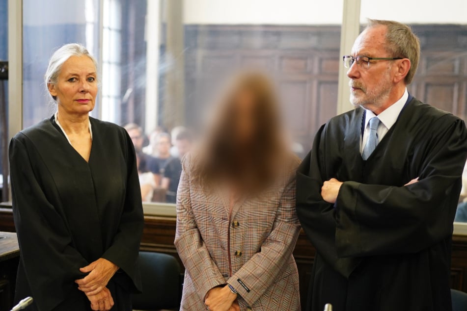 Anwalt Reinhard Daum (r.) neben seiner Mandantin Uta B. (M.), der Cousine von Christina Block.