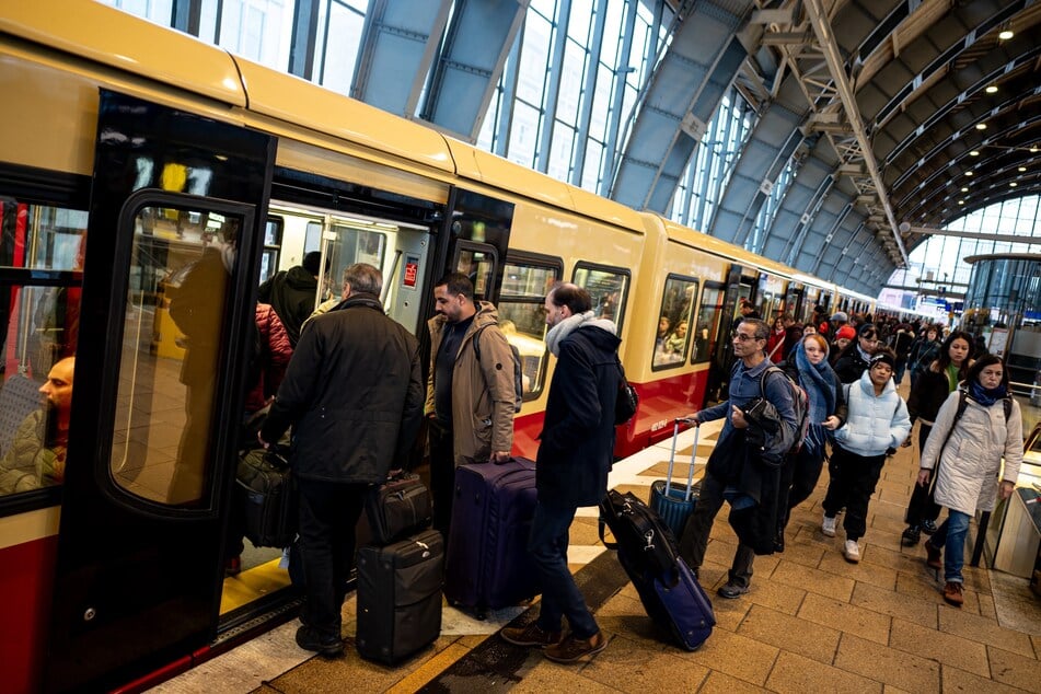 Bahn-Streik: Berliner Müssen Auf Notfahrplan Umsteigen