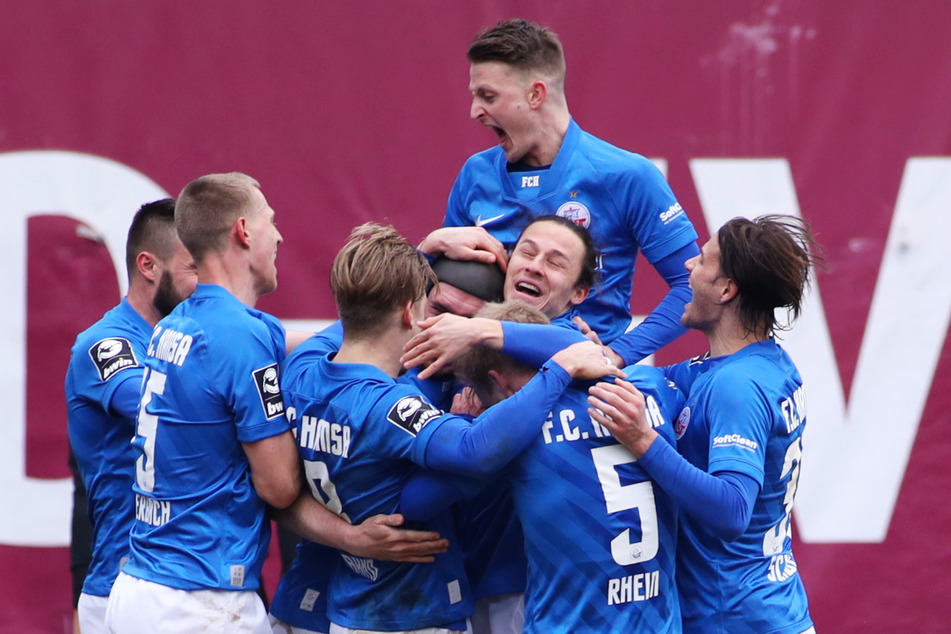 Der FC Hansa Rostock erzielte den 2:1-Siegtreffer gegen den 1. FC Kaiserslautern erst in der 6. Minute der Nachspielzeit! Dementsprechend groß war der Jubel.