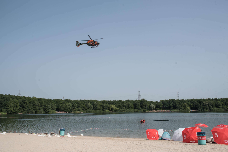 Ein Hubschrauber kreiste am Samstagnachmittag über dem Otto-Maigler-See in Hürth.